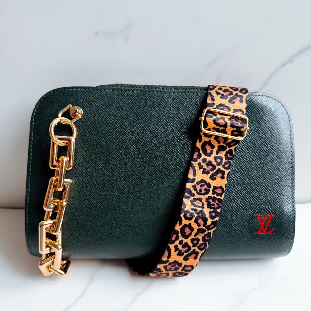 Sold! LV Taiga leather clutch crossbody - Picture 2 of 16